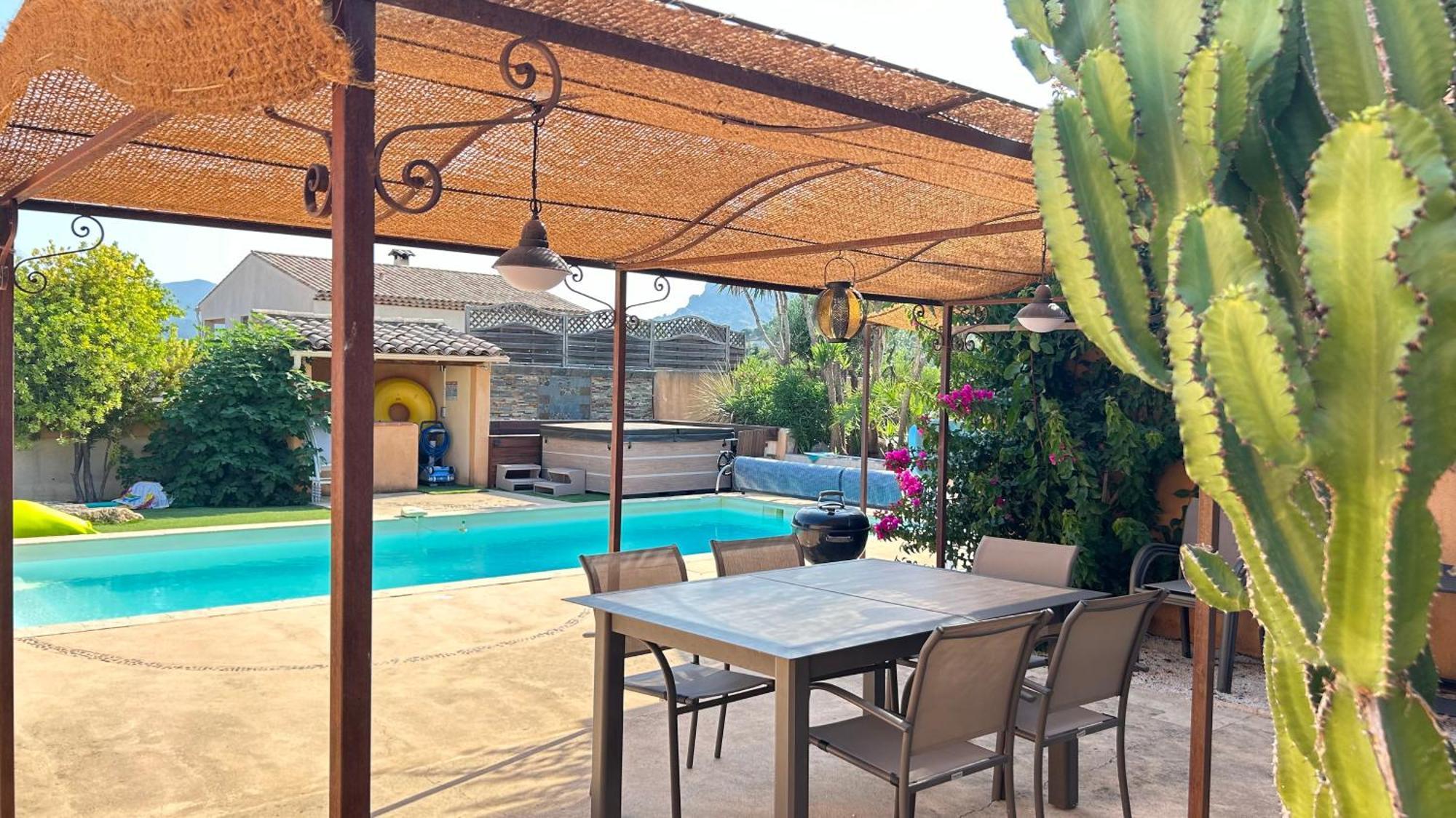 2 Hebergements - 10 Couchages - Parking, Piscine, Jacuzzi - Convivialite Roquebrune-sur Argens Luaran gambar